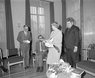 884050 Afbeelding van burgemeester H.J.L. Vonhoff en zijn echtgenote mevr. L. Vonhoff-Luyendijk, bij een ...